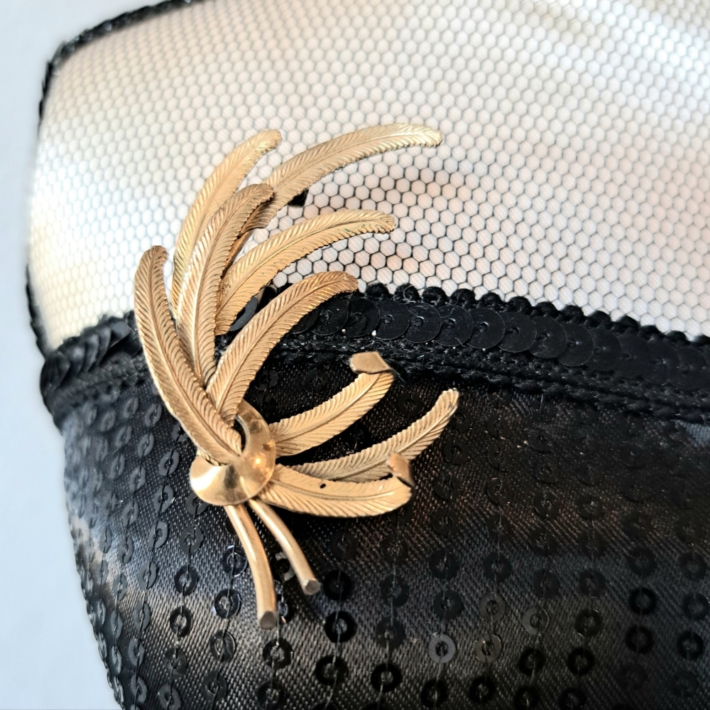 Vintage Elegant Gold Leaf Brooch - Picture 1 of 2